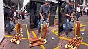 Techno na odpadových rúrkach a plastovom koši