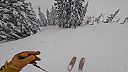 Lyžiar si všimol v hlbokom snehu vytŕčať snowboard, teraz je z neho hrdina!