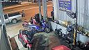 Sedel na korbe pick-up, keď odrazu cítil...