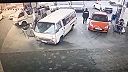 Minibus na benzínke odrazu začal horieť, ľudia z neho vyskakovali ako kobylky