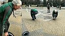 Keď mi dáte drobné, ukážem vám, ako sa jazdí na tomto mini bicykli!