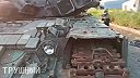 Ruskí vojaci si prezerajú zničený ukrajinský tank T-64BV
