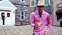 Multi-talentovaný austrálsky hudobník Juzzie Smith hrá na harmonike