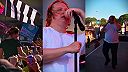 Talentovaný Lewis Capaldi dostal počas koncertu záchvat, dav ho však podržal!