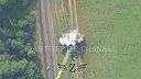 Ukrajinskí vojaci po zásahu ruským dronom Lancet-3 vyskakujú z idúceho vozidla