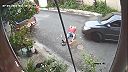 Ležal na zemi so psom, keď ho prešlo osobné auto (DRSNÉ ZÁBERY)
