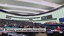 Pred europarlamentom viali slovenské vlajky. Naši farmári protestovali
