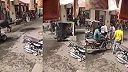 S tuk-tukom sa snažil prerušiť dvoch býkov na ulici