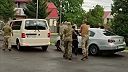 Ukro mobilizácia - "dobrovolník" hrdo a s pomocou odchádza na front