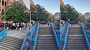 Mladá parkouristka trénuje skok