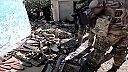 Hromada mŕtvych ukrajinských vojakov a dobre naladení ruskí vojaci