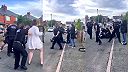 Koleso, ktoré hodil agresor, malo zasiahnuť policajta, schytala to však žena