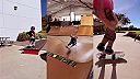Dievčatko trénuje na skejte „kickflip“ (trpezlivosť ruže prináša)