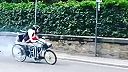 Vozíčkar pretekár nevybral zákrutu, skončil na cintoríne