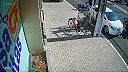 Aj kráčanie po chodníku s bicyklom môže byť celkom nebezpečné!