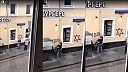 žena z Moskvy označuje budovu
