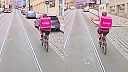 Kuriérsky "ultrazmrd" vs pražská električka
