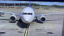 Na letisku Stansted sa zarazilo lietadlo spoločnosti Ryanair s nákladným vozidlo
