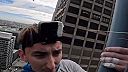 Jeho hobby je lozenie bez istenia po výškových budovách