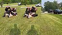 Policajt si strelil počas zatýkania podozrivého do ruky taserom