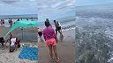 Z vody vyskakovali tisícky rýb, ľudia ich zbierali (Delray Beach, Florida)