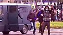 Polícia si poradila s demonštrantom chytajúcim sa za rozkrok