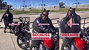 Americká cicuška pózuje pri motocykli