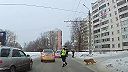 Dopravný policajt pomohol psíkovi prejsť cez cestu (Rusko)