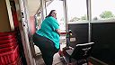 275 kg ťažká žena sa nezmestila do dverí, musela ísť „na kant“