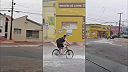 Aj napriek tomu enormnému prúdu vody sa našiel jeden truľo na bicykli (Brazília)