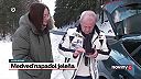 Vodičovi sa naskytol nevšedný zážitok. Medveď ťahal po ceste zraneného jeleňa