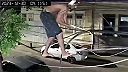 Zlodeja, ktorý chcel ukradnúť káble postihla instantná karma, škaredo spadol!