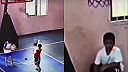 Hnedá príhoda s chlapcami na hodine telocviku