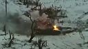 M2A2 Bradley nakladá okupantskému tanku T-90