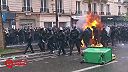 Protesty v Paríži sú čoraz násilnejšie, na políciu hodili zápalnú fľašu