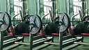Chcel sa kamarátom pochváliť, ako na lavičke vytlačí 120 kg