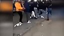 Medzí tínedžermi sa na autobusovej stanici strhla bitka. Ľudia sa len prizerali