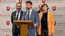 Ticho. Počúvajte :
Nemôžu mať všetko