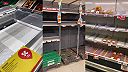 Prázdne regály v belgickom supermarkete
