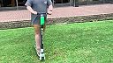 Pozri, s elektrickou kolobežkou sa dá jazdiť aj po trávniku!