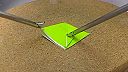 Chirurg v rámci tréningu skladá pomocou laparoskopických nástrojov origami