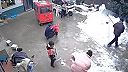 Vy len pekne odhadzujte sneh a ja sa na vás budem pozerať! (Čína)