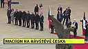 Macron dorazil za Petrom Pavlom na Pražský hrad. DEMISIU! DIKTÁTOR! Kričal dav.