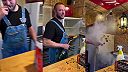 Keď chlapi vystrájajú s petardami v garáži