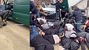 Celé video brutálneho zadržania a zbitia ukrajincov, ktorí chceli utiecť...