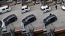 Kvôli dieťaťu, ktoré vybehlo na cestu, narazil do druhého auta (Turecko)