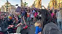Motorkára si podal zúrivý dav feministiek