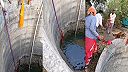 In dickí dedinčania zachránili psa z hlbokej vodnej nádrže
