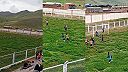 Tento futbalový zápas z Peru vás pobaví, klub nemá financie na kosenie ihriska!