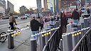 Medzičasom v New Yorku s LED televízorom na hlave